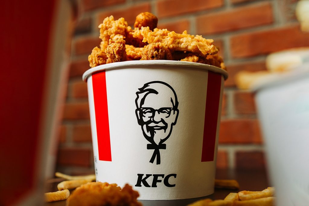 Naprosto zavádějící" tvrzení společnosti KFC o vysokém blahobytu odhaluje aktivistická veganská značka kuřat