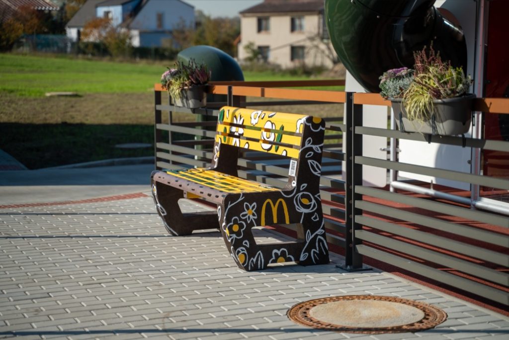 McDonald's proměnil vyřazené tácy na designové lavičky a odpadkové koše!