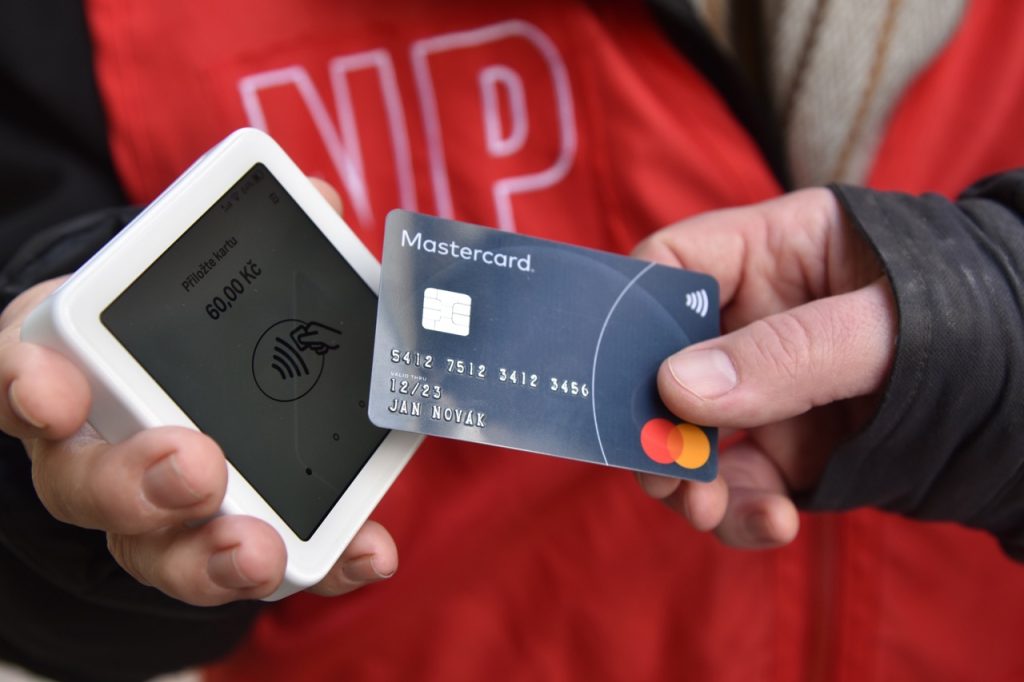 Nový prostor a Mastercard spojují síly: Pomáhejte bez hotovosti!