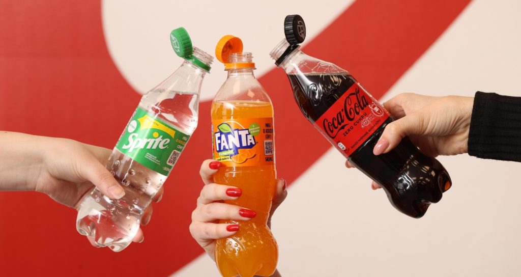 Nerozlučné vztahy. Coca-Cola už v České republice zavádí neodnímatelná víčka na všechny nápoje.