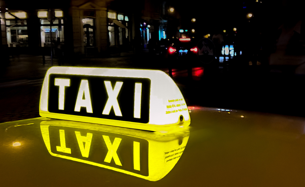 Taxi zdarma domů z večírku? Žádný problém. Itálie se snaží omezit řízení pod vlivem alkoholu Zdroj: Canva